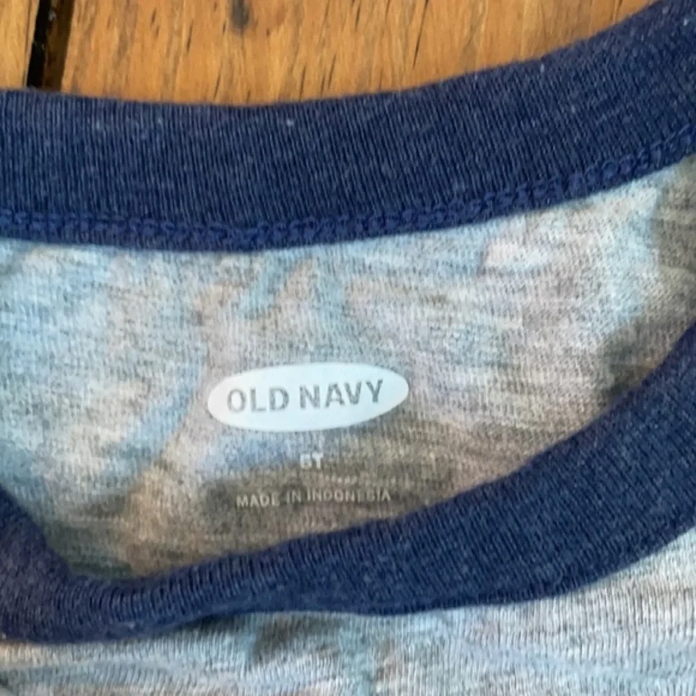 Old Navy Graphic Ts size 5T‎
